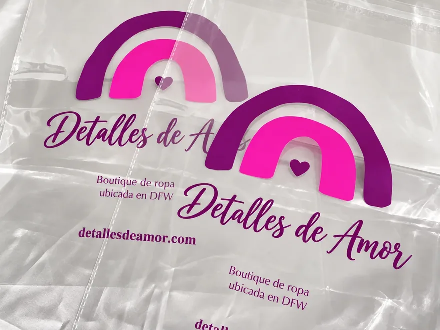 Bolsas plásticas transparentes con impresión personalizada a color para una tienda de ropa