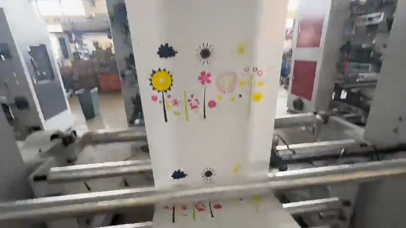 Film de polietileno con impresión personalizada a color pasando por los rodillos de impresión