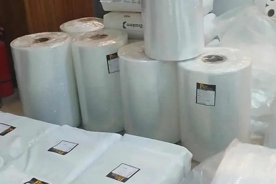 Bobinas de película de polietileno transparente apiladas en la planta
